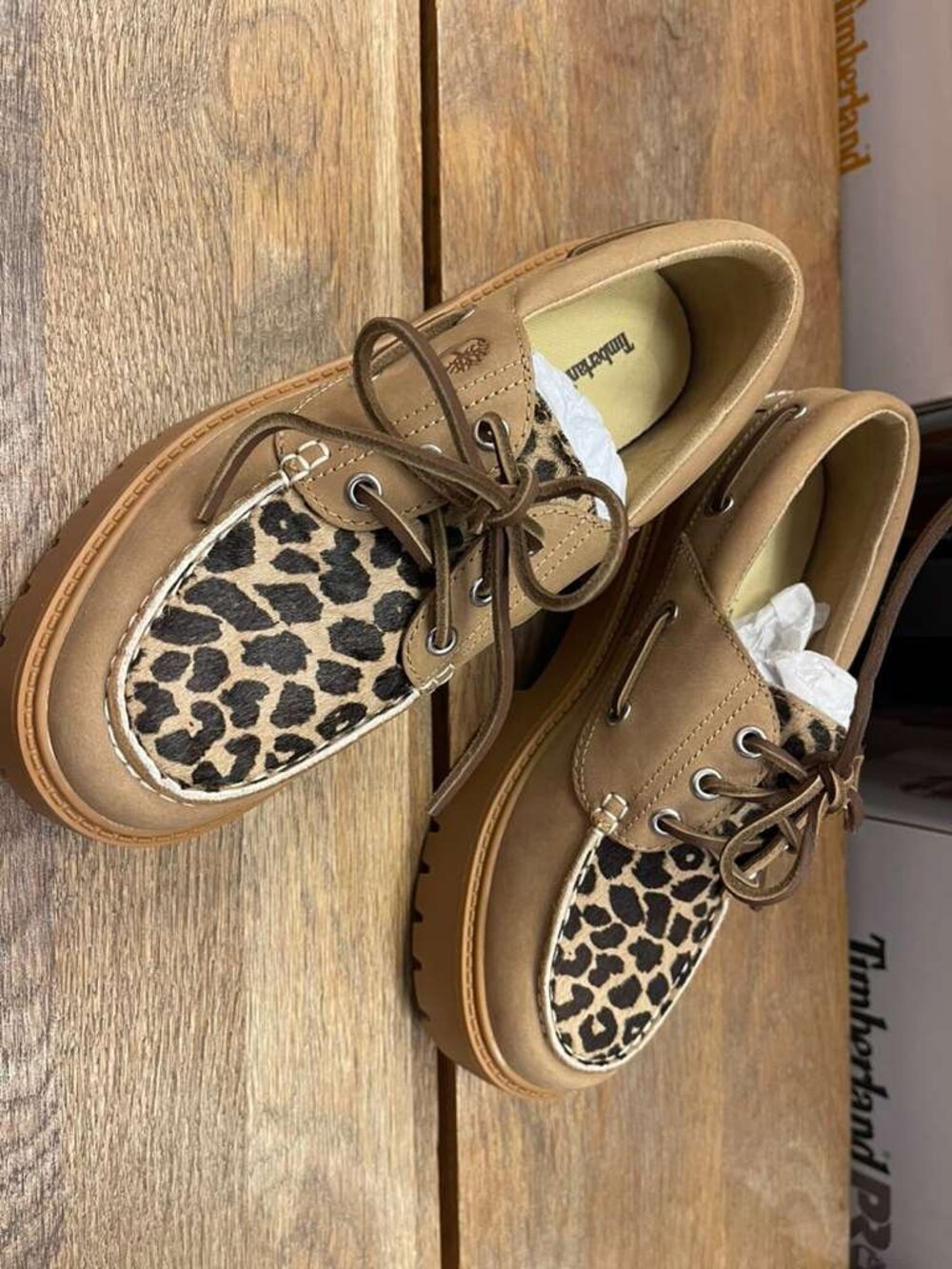 TIMBERLAND WOMEN'S STONE STREET BOAT SHOE MEDIUM BEIGE NUBUCK A2GVF-EN3